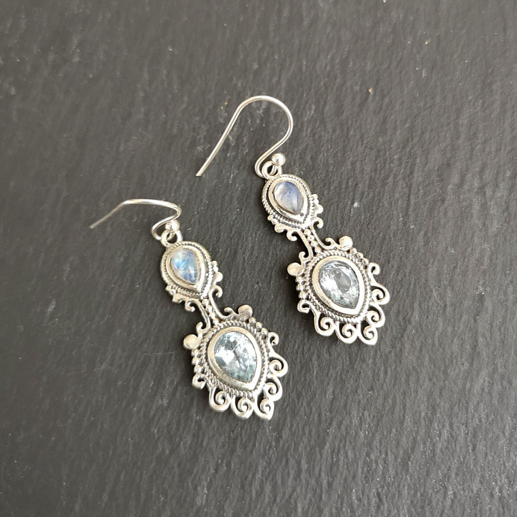 Boucles d'oreilles en pierres topaze bleue et pierre de lune