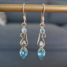 Charger l&#39;image dans la galerie, Boucles d&#39;oreilles en argent avec pierres topazes bleues Jyothi
