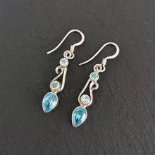 Charger l&#39;image dans la galerie, Boucles d&#39;oreilles en argent avec pierres topazes bleues Jyothi
