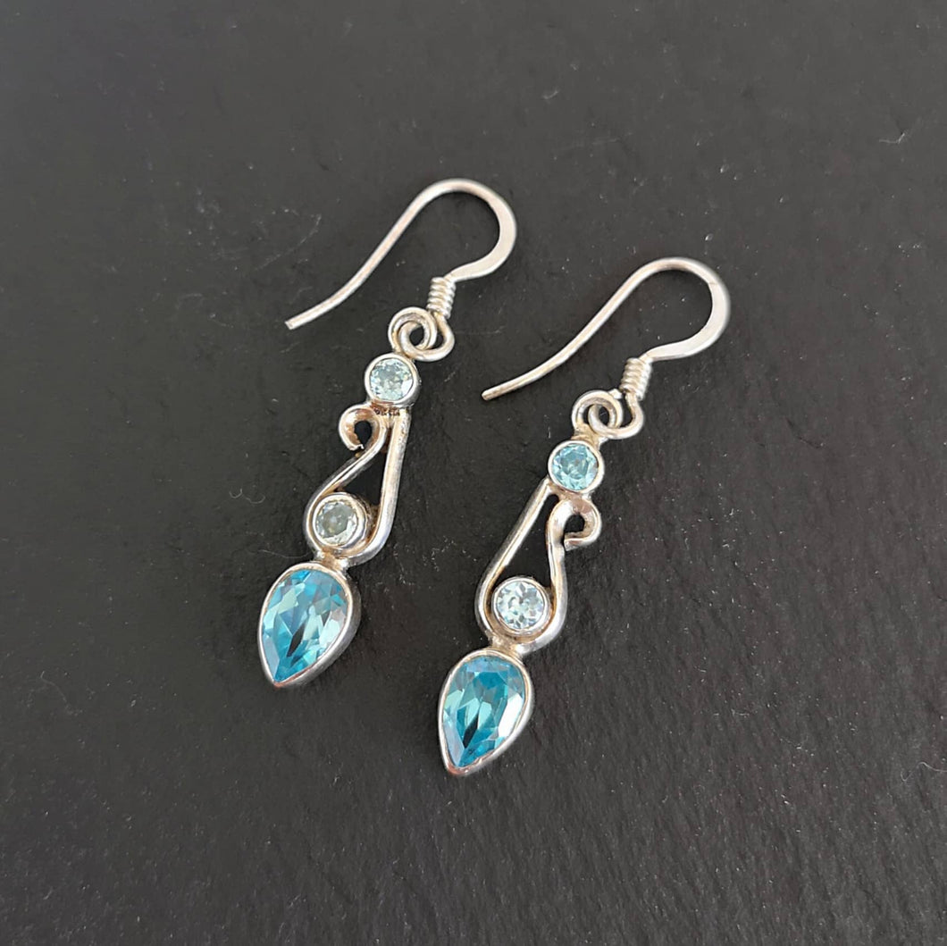 Boucles d'oreilles en argent avec pierres topazes bleues Jyothi