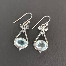 Charger l&#39;image dans la galerie, Boucles d&#39;oreilles en argent avec pierres topazes bleues
