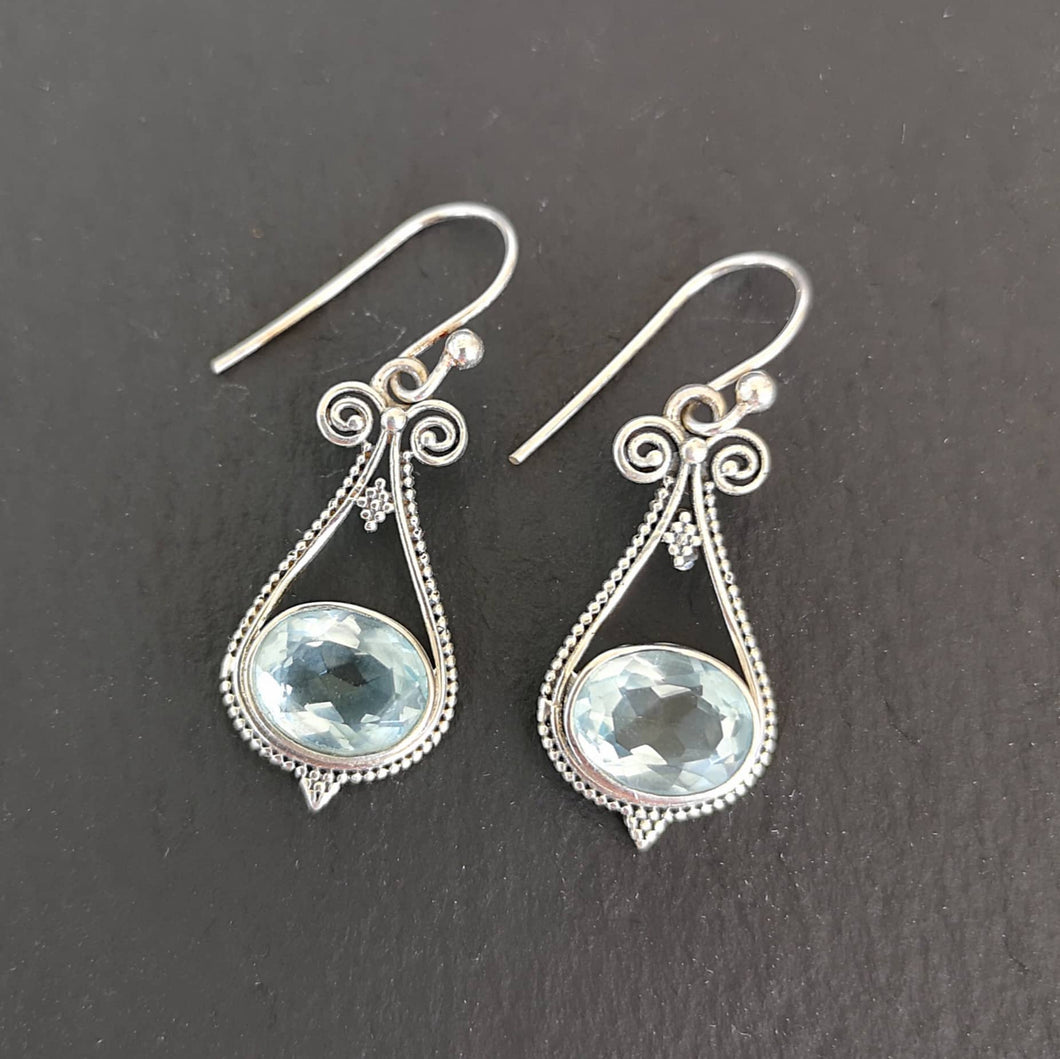 Boucles d'oreilles en argent avec pierres topazes bleues