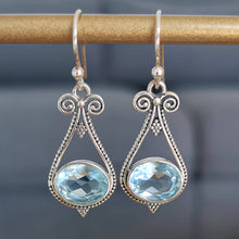 Charger l&#39;image dans la galerie, Boucles d&#39;oreilles en argent avec pierres topazes bleues
